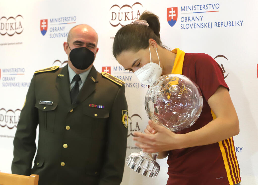 Na snímke vpravo slovenská lyžiarka Petra Vlhová, držiteľka veľkého krištáľového glóbusu zo Svetového pohára v zjazdovom lyžovaní, vľavo riaditeľ VŠC Dukla Banská Bystrica Roman Benčík počas tlačovej konferencie vo Vojenskom športovom centre (VŠC) Dukla Banská Bystrica 22. apríla 2021. FOTO TASR - Ján Krošlák