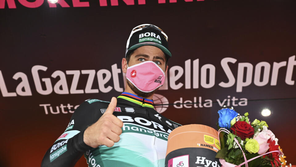 JB 23 Tortoreto - Slovenský cyklista Peter Sagan oslavuje na pódiu po jeho víťazstve 10. etapy cyklistických pretekov Giro d'Italia na trati Lanciano - Tortoreto dlhej 177 km, v Tortorete 13. októbra 2020.  FOTO TASR/AP 

Slovakia's Peter Sagan celebrates on the podium after winning the tenth stage of the Giro d'Italia cycling race from Lanciano to Tortoreto, Italy, Tuesday, Oct. 13, 2020. (Gian Mattia D'Alberto/LaPresse via AP)