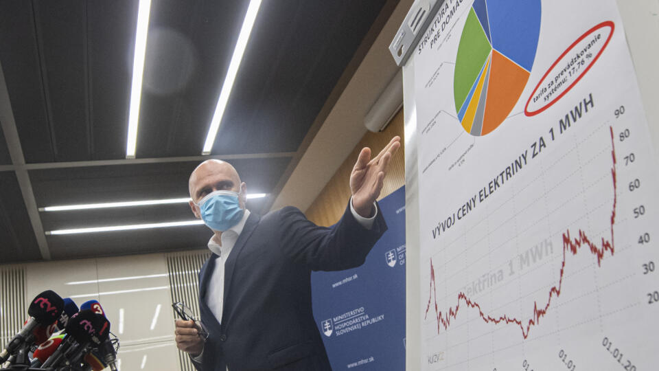 Na snímke minister hospodárstva SR Richard Sulík (SaS) počas tlačovej konferencie na tému Ceny elektriny v Bratislave v piatok 27. augusta 2021. FOTO TASR - Martin Baumann