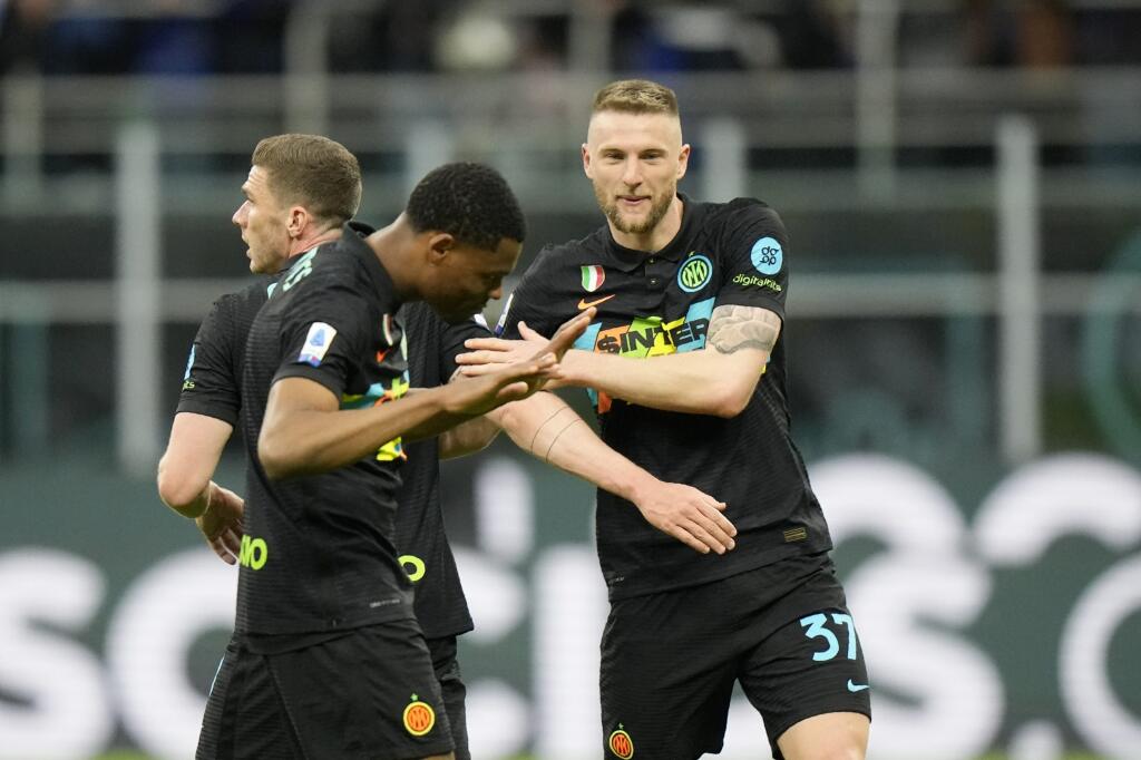 Slovenský futbalista Interu Miláno Milan Škriniar (vpravo) a jeho spoluhráč Denzel Dumfries (uprostred) sa tešia po výhre 2:0 v zápase 32. kola talianskej Serie A Inter Miláno - Hellas Verona v Miláne v sobotu 9. apríla 2022.