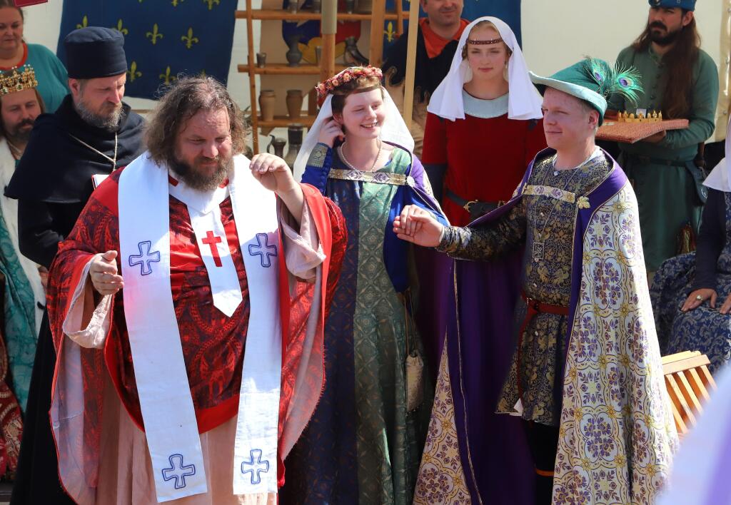 Pustý hrad nad Zvolenom zažil stredovekú kráľovskú svadbu s kráľovským sprievodom. Vydávala sa Konštancia, dcéra uhorského kráľa Belu IV. Podujatie oživil historický stanový tábor, ukážky dobového života, dobýjanie hradných múrov, šermiarske súboje, lukostrelecký tábor, sokoliari, remeselníci dobová hudba. Podujatie je pripomienkou kráľovskej svadby, ktorá sa na tomto mieste skutočne odohrala. Na snímke kráľovská svadba na Pustom hrade nad Zvolenom v sobotu 27. augusta 2022. FOTO TASR - Ján Kroš