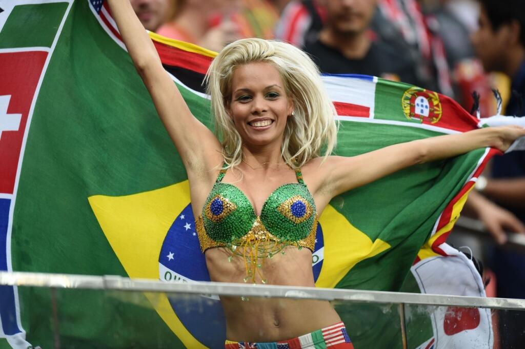 Brazílska fanúšička a jej dráždivý outfit počas MS 2014.