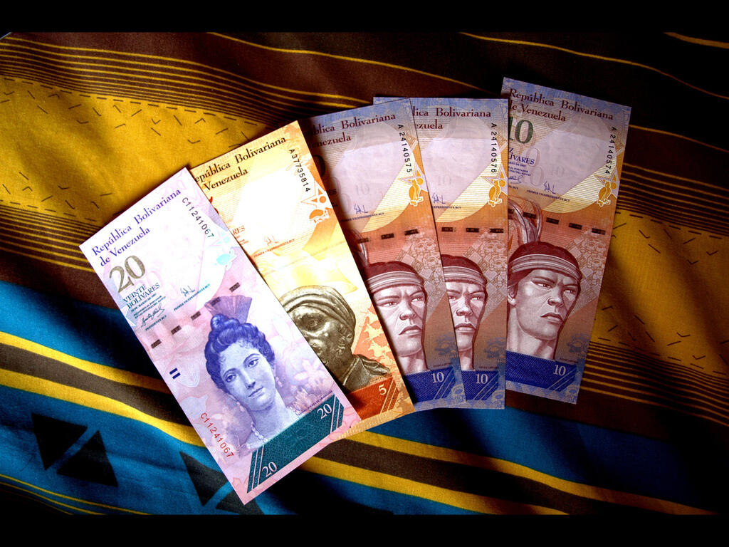 Venezuela nemá peniaze ani na to, aby ich tlačila. Dováža ich boeingami