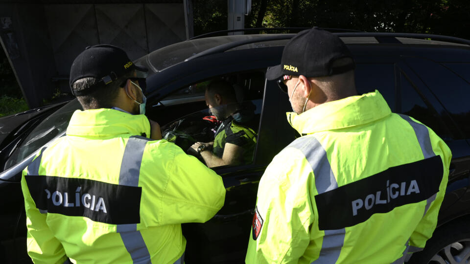 Policajti kontrolujú vodičov prichádzajúcich z Českej republiky na hraničnom priechode v obci Drietoma, okres Trenčín v piatok 18. septembra 2020. Od piatku začali na hraniciach s Českou republikou náhodné policajné kontroly. Denný prírastok počtu nových prípadov nakazených koronavírusom nového typu v Česku vo štvrtok prvýkrát prekonal hranicu 3000. FOTO TASR - Radovan Stoklasa