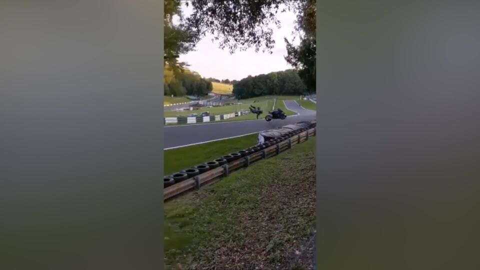 VIDEO: Britský jazdec sa druhýkrát narodil. Motorka ho vystrelila zo sedadla!