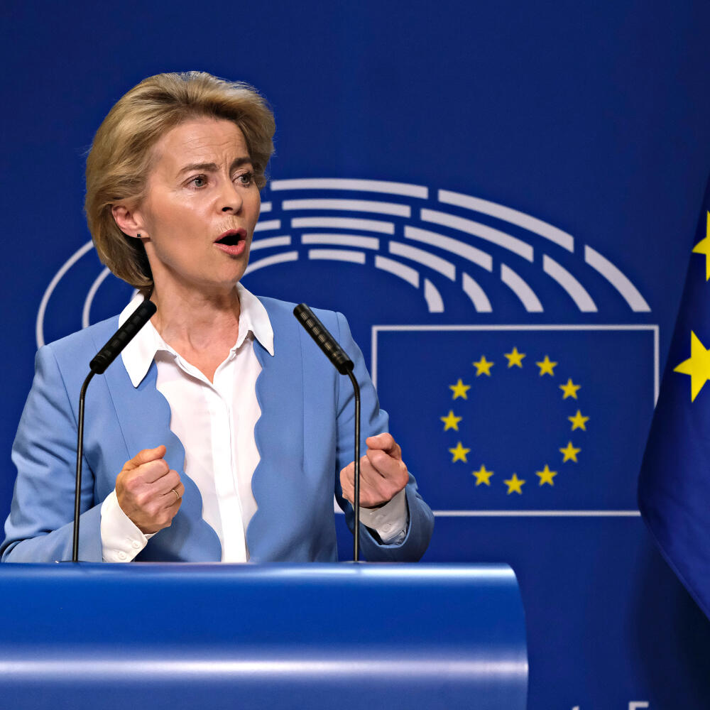 Von der Leyenová sa už dva roky snaží vytesniť kauzu Pfizergate. Eurovoľby nastavia zrkadlo