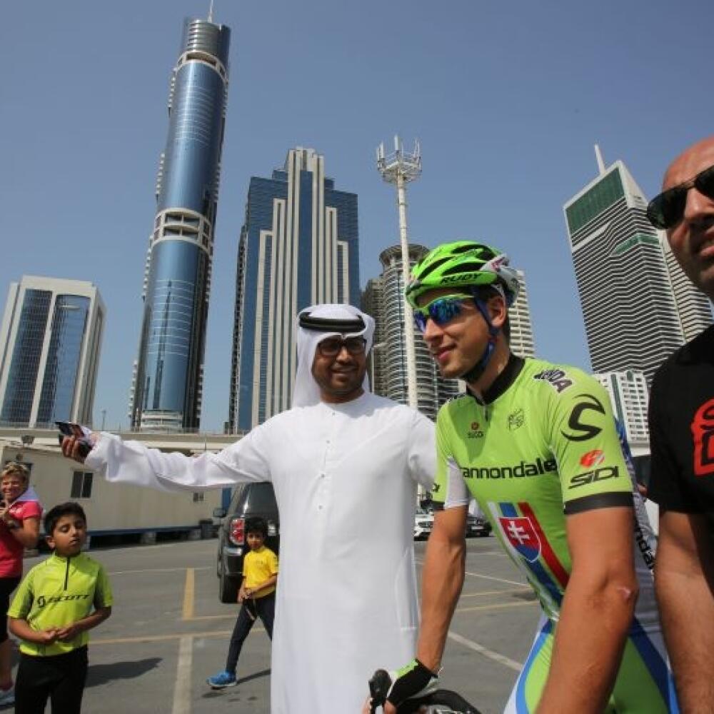 Slovenský cyklista z tímu Cannondale Peter Sagan pózuje s domácimi fanúšičkmi pred štartom záverečnej 4. etapy pretekov Dubaj Tour 2014 v Dubaji.
