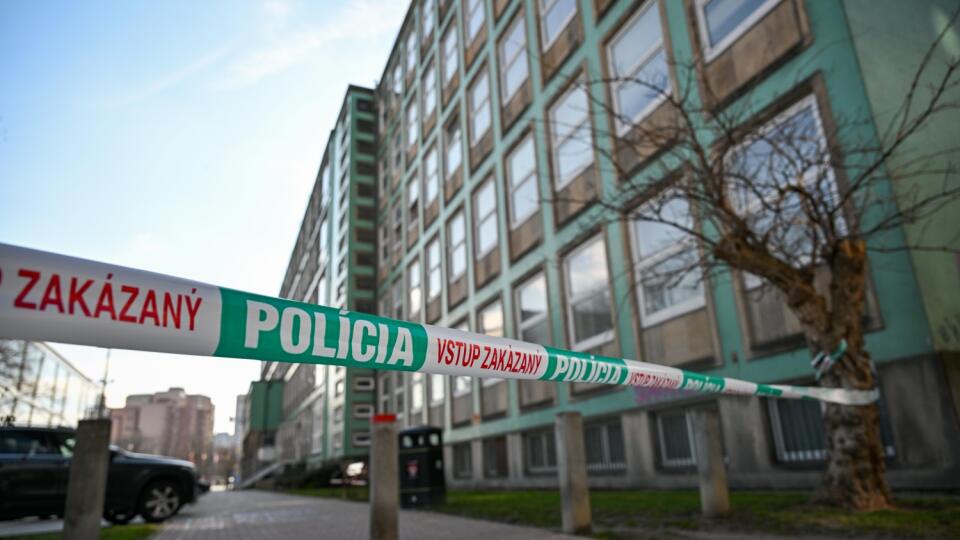 Na snímke policajná páska pred budovou Fakulty managementu a Farmaceutickej fakulty Univerzity Komenského na Odbojárov 10 v Bratislave 13. februára 2024.