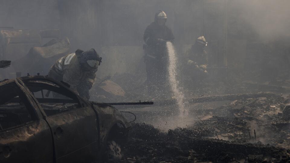 PK 17 Doneck - Hasiči zasahujú na mieste požiaru po ruskom ostreľovaní v meste Doneck, v Doneckej oblasti na východe Ukrajiny 6. júna 2022. FOTO TASR/AP
Donetsk People Republic Emergency Situations Ministry employees at the scene of burned vehicles after the shelling in the Leninsky district of Donetsk, on the territory which is under the Government of the Donetsk People's Republic control, eastern Ukraine, Monday, June 6, 2022. (AP Photo/Alexei Alexandrov)