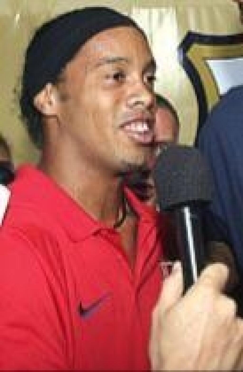 Futbalista Ronaldinho si rád zaspieva karaoke.