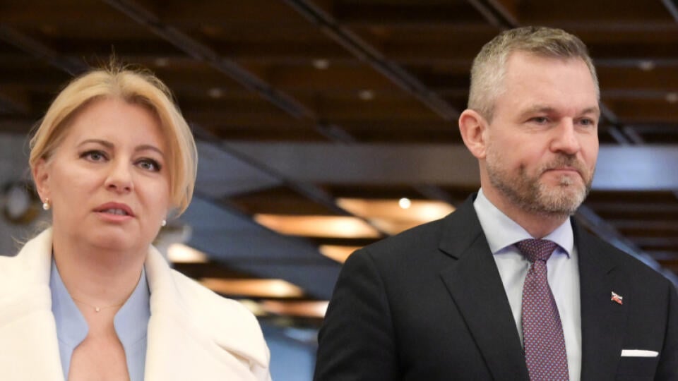 Na snímke prezidentka SR Zuzana Čaputová a predseda NR SR Peter Pellegrini (Hlas-SD) prichádzajú do pléna Národnej rady SR 18. januára 2024 v Bratislave. Nesprávne alebo dôkladne nepripravené nastavenie novely Trestného zákona by mohlo spôsobiť nepredvídateľné celospoločenské škody a nezvratné zásahy do práv poškodených osôb. Vyhlásila to prezidentka SR Zuzana Čaputová v pléne Národnej rady (NR) SR. Argumenty vlády na zrýchlený režim podľa nej neobstoja. Zdôvodnenie vidí skôr vo výroku premiéra