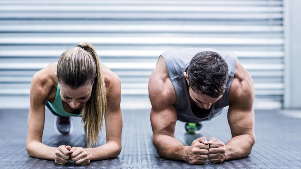 Front,View,Of,A,Muscular,Couple,Doing,Planking,Exercises