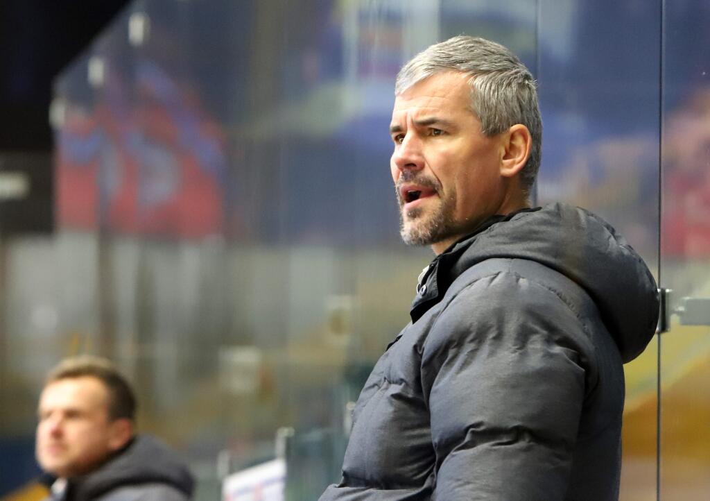 Na snímke tréner HC MV Transport Prešov Dušan Brincko počas 21. kola hokejovej Tipos extraligy HKM Zvolen - HC MV Transport Prešov 27. novembra 2022 vo Zvolene.