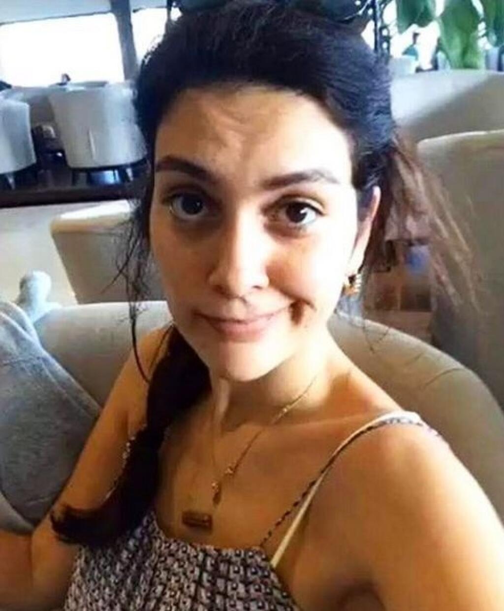 Bergüzar Korel sa v súkromí spolieha na svoju prirodzenú krásu.