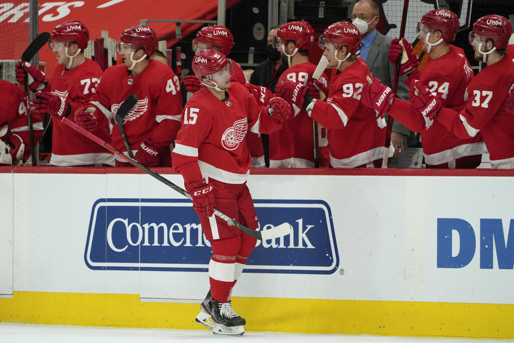 WA 22 Detroit - Slovenský hokejista v drese Detroitu Red Wings Richard Pánik (druhý sprava) gratuluje spoluhráčovi Jakubovi Vránovi po strelení gólu v zápase zámorskej hokejovej NHL Detroit Red Wings - Dallas Stars v Detroite vo štvrtok 22. apríla 2021. Detroit zvíťazil 7:3 a Vrána strelil 4 góly. FOTO TASR/AP
Detroit Red Wings' Jakub Vrana celebrates his goal against the Dallas Stars in the third period of an NHL hockey game Thursday, April 22, 2021, in Detroit. (AP Photo/Paul Sancya)