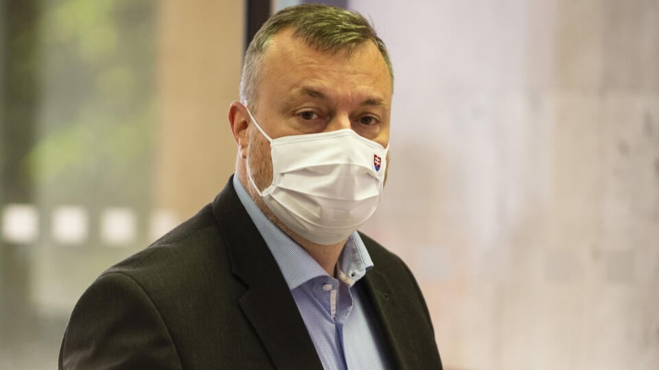 Na snímke minister práce, sociálnych vecí a rodiny SR Milan Krajniak (Sme rodina) prichádza na 17. rokovanie vlády, ktoré sa uskutočnilo v súvislosti s návrhom poslancov NR SR na vyslovenie nedôvery ministrovi vnútra SR Romanovi Mikulcovi (OĽaNO) 14. júna 2021 v Bratislave. FOTO TASR - Jakub Kotian