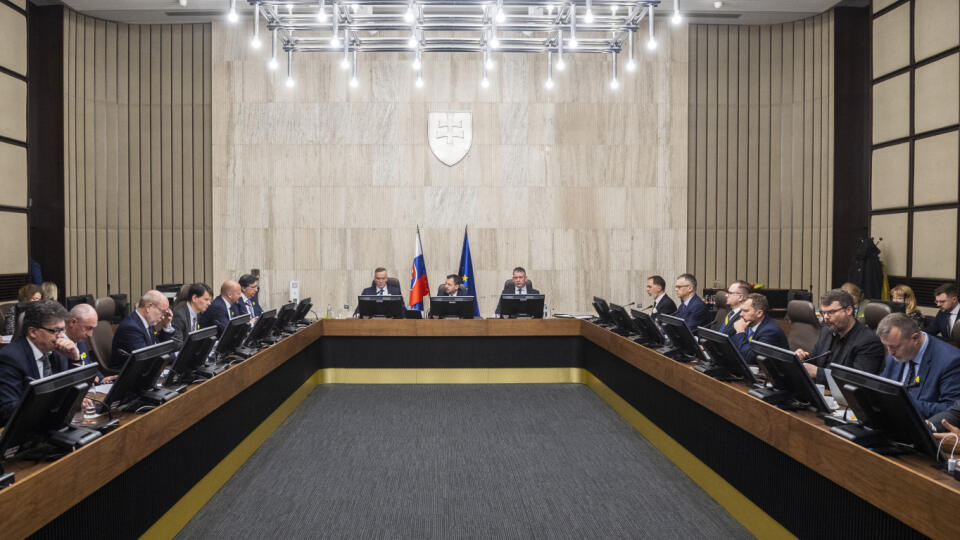 Na snímke uprostred zľava štátny tajomník ministerstva financií SR Marcel Klimek, dočasne poverený predseda vlády SR Eduard Heger a dočasne poverený minister vnútra SR Roman Mikulec (OĽANO) počas 148. schôdze vlády SR v Bratislave 19. apríla 2023. FOTO TASR - Jaroslav Novák
