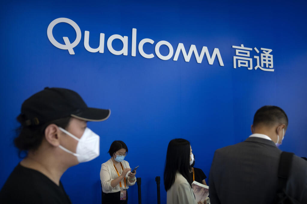 Návštevníci sa zhromažďujú neďaleko stánku technologickej firmy Qualcomm na čínskom medzinárodnom veľtrhu obchodu so službami v Pekingu.