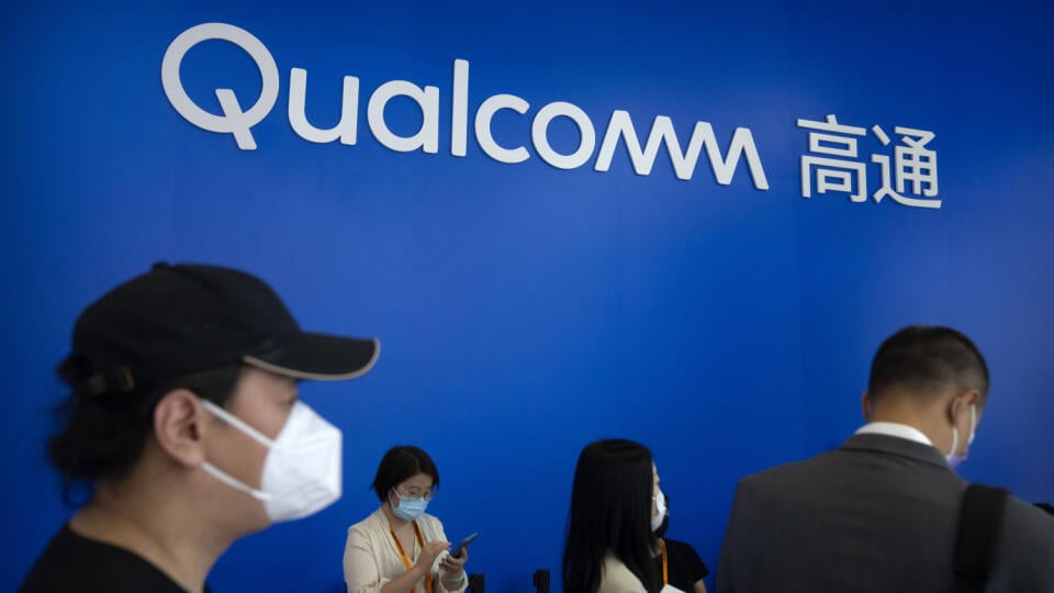 Návštevníci sa zhromažďujú neďaleko stánku technologickej firmy Qualcomm na čínskom medzinárodnom veľtrhu obchodu so službami v Pekingu.
