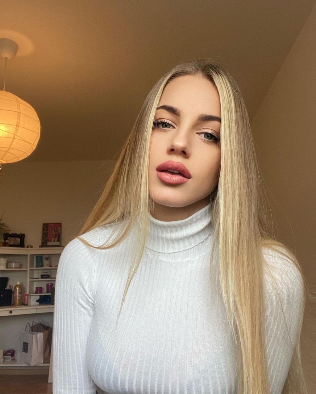 Sexi Ana Maria Markovič sa okrem futbalu živí aj modelingom. Určite sa v ňom nestratí.