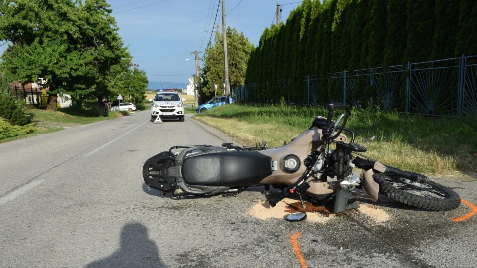 Zranenia utrpel v Malých Hostiach v okrese Bánovce nad Bebravou 24-ročný motocyklista po zrážke s osobným autom.