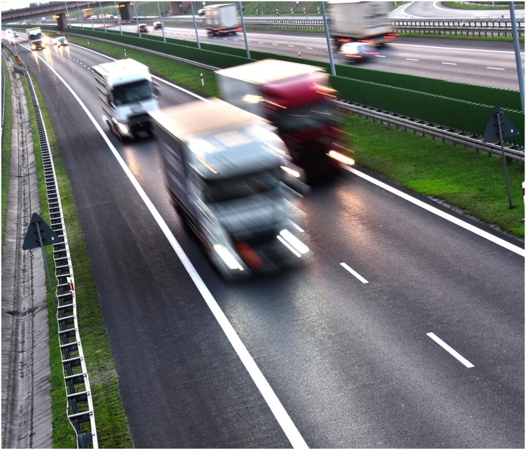 Únia sa ženie k elektromobilite. S infraštruktúrou nabíjania nákladných áut to pôjde pomalšie