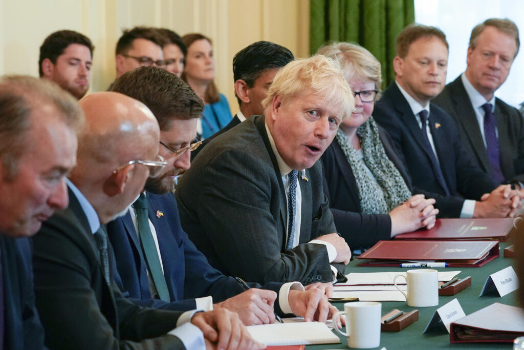 JB 24 Londýn - Britský premiér Boris Johnson (uprostred) počas zasadnutia vládneho kabinetu na Downing Street 10 v Londýne 14. júna 2022. Britská vláda naďalej plánuje letecký transport neúspešných žiadateľov o azyl do Rwandy. Takisto podnikne právne kroky voči rozhodnutiu Európskeho súdu pre ľudské práva (ESĽP), pre ktorý bol v utorok zrušený prvý z týchto letov. TASR o tom informuje na základe správ agentúry AFP a stanice Sky News. FOTO TASR/AP 

Britain's Prime Minister, Boris Johnson, centre