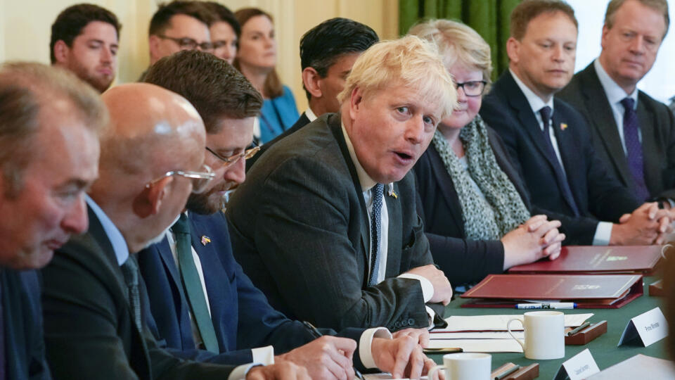 JB 24 Londýn - Britský premiér Boris Johnson (uprostred) počas zasadnutia vládneho kabinetu na Downing Street 10 v Londýne 14. júna 2022. Britská vláda naďalej plánuje letecký transport neúspešných žiadateľov o azyl do Rwandy. Takisto podnikne právne kroky voči rozhodnutiu Európskeho súdu pre ľudské práva (ESĽP), pre ktorý bol v utorok zrušený prvý z týchto letov. TASR o tom informuje na základe správ agentúry AFP a stanice Sky News. FOTO TASR/AP
Britain's Prime Minister, Boris Johnson, centre