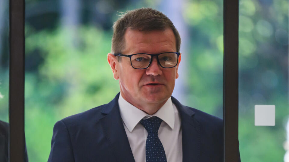 Na snímke podpredseda vlády SR pre Plán obnovy a odolnosti a využívanie eurofondov Peter Kmec (Hlas-SD) prichádza na 55. schôdzu vlády SR v Bratislave 15. októbra 2024. FOTO TASR - Jaroslav Novák