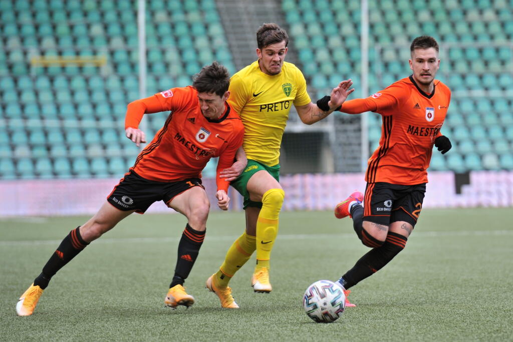 Na snímke vľavo Matej Madleňák, vpravo Adam Brenkus (obaja Ružomberok) a uprostred Matúš Rusnák (Žilina) počas 22. kola Fortuna ligy MŠK Žilina - MFK Ružomberok 6. marca 2021 v Žiline. FOTO TASR - Erika Ďurčová