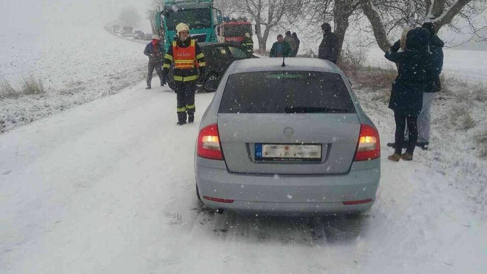 Dopravná nehoda viacerých vozidiel v Nemšovej.