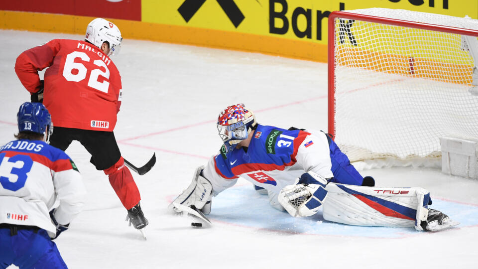 Na snímke hokejista Denis Malgin (Švajčiarsko) a brankár Samuel Hlavaj (Slovensko) v zápase základnej B- skupiny Švajčiarsko - Slovensko na 86. majstrovstvách sveta v ľadovom hokeji 18. mája 2023 v lotyšskej Rige. FOTO TASR - Martin Baumann