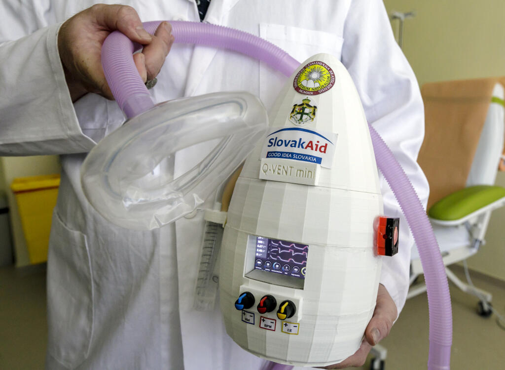 Na snímke prenosný slovenský pľúcny ventilátor Q-VENTmini pre podporu liečby ochorenia COVID-19, podporu jednoduchých operačných zákrokov a rôznych respiračných ochorení v oblastiach, kde nie je dostupná klasická pľúcna ventilácia. Zariadenie skonštruovali na Prírodovedeckej fakulte (PriF) UK v Bratislave mladí vedci – dvojičky Samuel a Daniel Furka v spolupráci s primárom ambulantnej chemoterapie Patrikom Palackom a kolegami z Univerzity v Nairobi Rose Wanjohi a Paulom Boruom. Zariadenie je ako