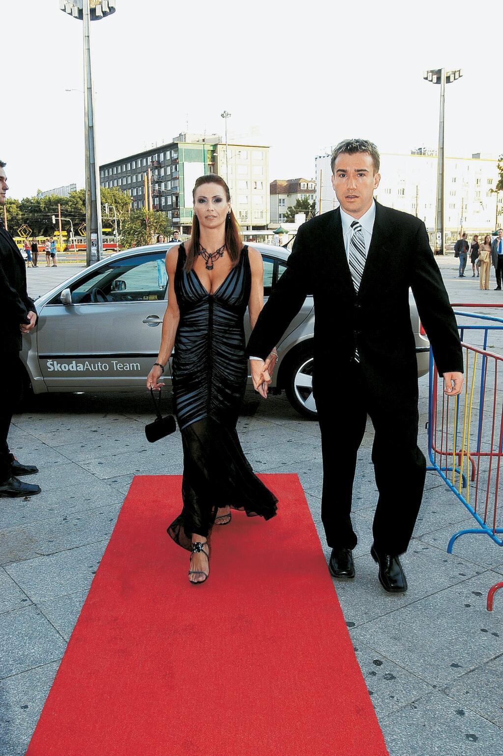 Zora Czoborová, podnikateľka, Žigo Pálffy, hokejista 2003
foto: Peter Hudec
uverejnené: Šarm 04/04
pôvodný súbor:Czoborova+Zigo3.eps