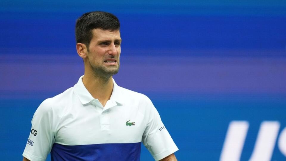 Djokovič sa v prestávke medzi hrami schoval do uteráka a plakal. Slzy neskrýval ani po návrate na kurt.
