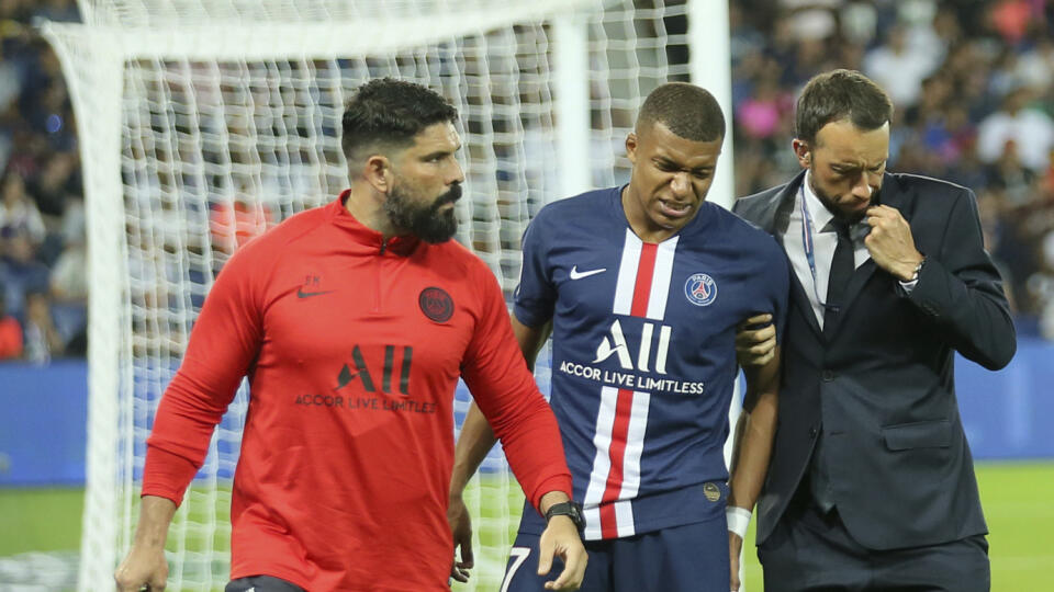 Francúzsky futbalový reprezentant Kylian Mbappe nepomôže Parížu St. Germain v sobotňajšom ligovom zápase o prvé miesto v tabuľke proti Angers.