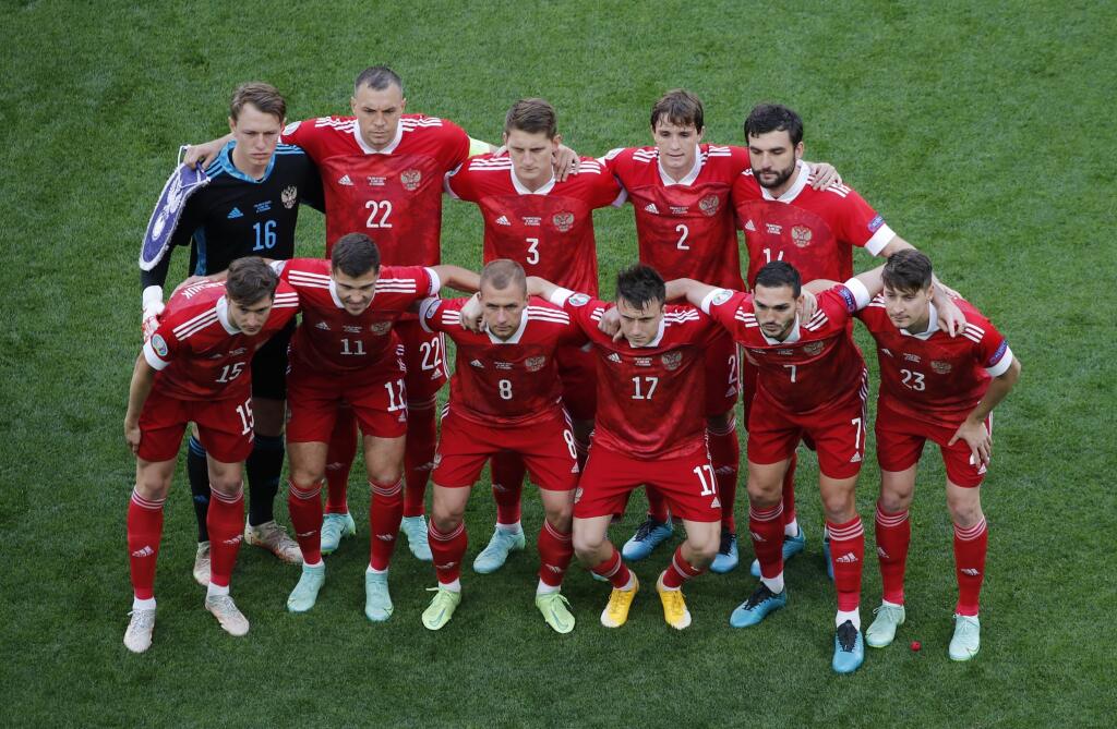 EBE 5 Petrohrad - Na snímke hráči Ruska pózujú pre spoločnú fotografiu pred zápasom B-skupiny na majstrovstvách Európy vo futbale Fínsko - Rusko v stredu 16. júna 2021 v ruskom Petrohrade. FOTO TASR/AP
Russian players pose for a photo before the Euro 2020 soccer championship group B match between Russia and Finland at Gazprom arena stadium in St. Petersburg, Russia, Wednesday, June 16, 2021. (AP Photo/Anton Vaganov, Pool)
