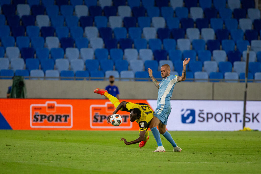 Druhé kolo Ligy majstrov 2021/2022 na Tehelnom poli kde sa stretli ŠK Slovan Bratislava a Young Boys Bern. Na snímke je Vladimír Weiss ml. a Nicolas Moumi Ngamaleu.