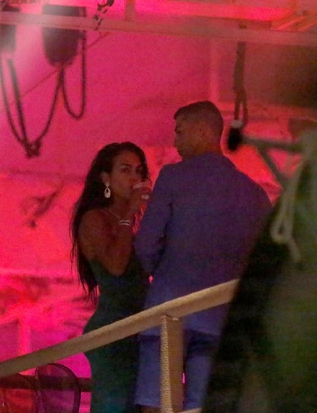 Cristiano a Georgina sa dokonca vybrali do mesta, povymetať bary na Ibize, kde na nich, samozrejme, paparazzi nezabudli.