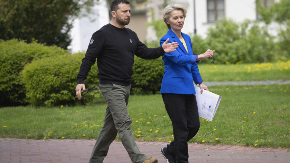 Ukrajinský prezident Volodymyr Zelenskyj a predsedníčka Európskej komisie Ursula von der Leyenová pred tlačovou konferenciou.