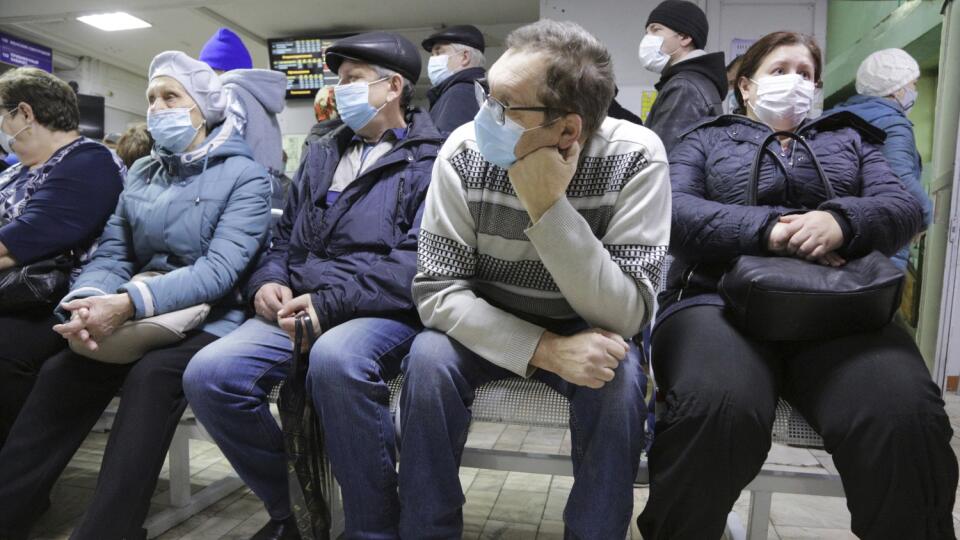 EBE 24 Omsk - Na snímke ľudia s ochrannými rúškami čakajú v ambulancii nemocnice na ošetrenie v sibírskom meste Omsk v Rusku v piatok 6. novembra 2020. Rusko v piatok po prvý raz hlásilo viac ako 20.000 nových prípadov nákazy koronavírusom, ktoré v krajine pribudli za uplynulý deň. FOTO TASR/AP
People, wearing face masks to help curb the spread of the coronavirus wait for a doctor's appointment at an outpatient care in Siberian city of Omsk, Russia, Friday, Nov. 6, 2020. Russia's daily number of