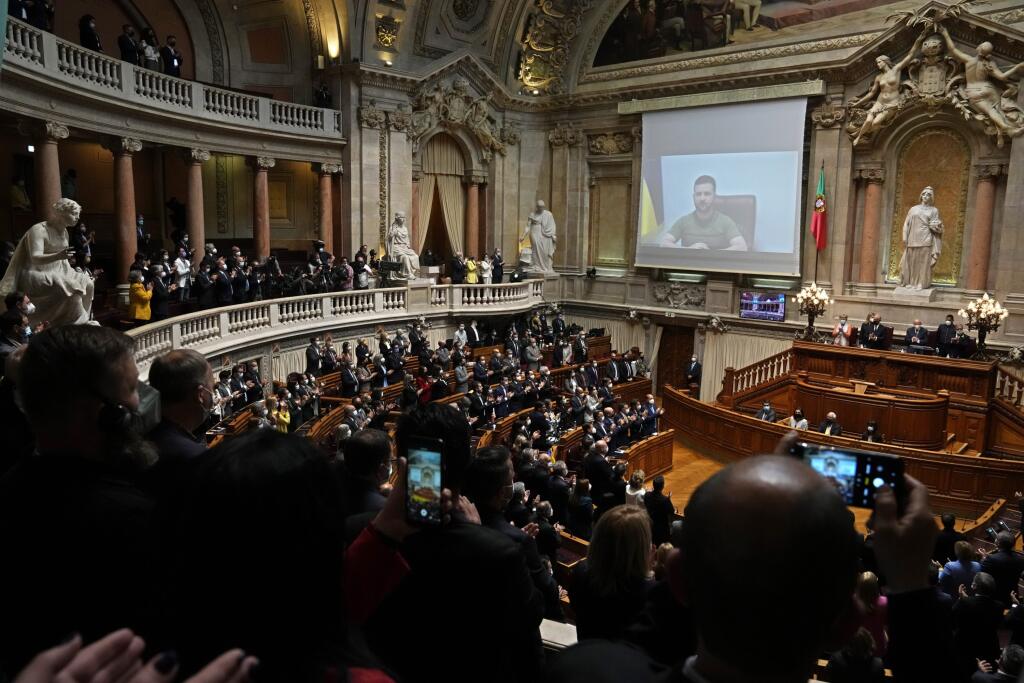 Ukrajinský prezident Volodymyr Zelenskyj počas virtuálneho prejavu k poslancom portugalského parlamentu
