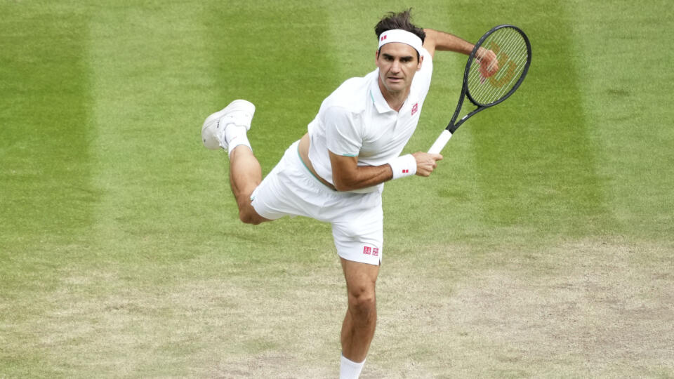 JB 26 Londýn - Švajčiarsky tenista Roger Federer odvracia úder Poliakovi Hubertovi Hurkaczovi v štvrťfinále dvojhry na grandslamovom tenisovom turnaji Wimbledon v Londýne 7. júla 2021. FOTO TASR/AP

Switzerland's Roger Federer plays a return to Poland's Hubert Hurkacz during the men's singles quarterfinals match on day nine of the Wimbledon Tennis Championships in London, Wednesday, July 7, 2021. (AP Photo/Alberto Pezzali)