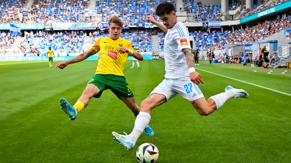 Na snímke zľava Timotej Hranica (MŠK Žilina) a Matúš Vojtko (ŠK Slovan Bratislava) počas zápasu 6. kola futbalovej Niké ligy ŠK Slovan Bratislava - MŠK Žilina 1. septembra 2024 v Bratislave. FOTO TASR - Pavol Zachar