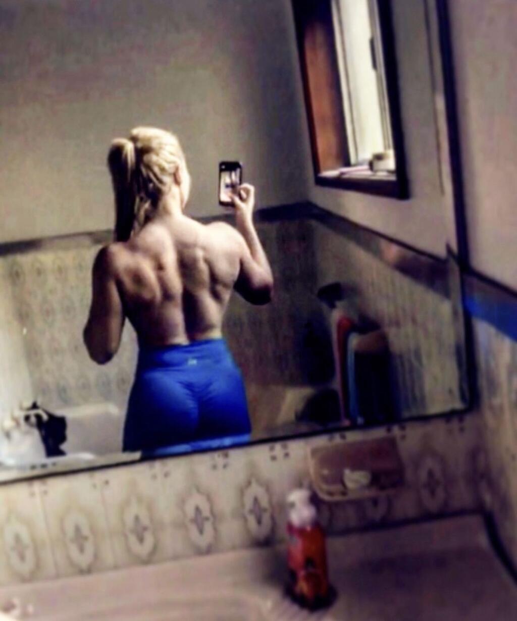 Sexi boxerka rada dráždi fanúšikov svojimi bujnými krivkami, v ktorých sa vynímajú najmä jej veľké prsia.