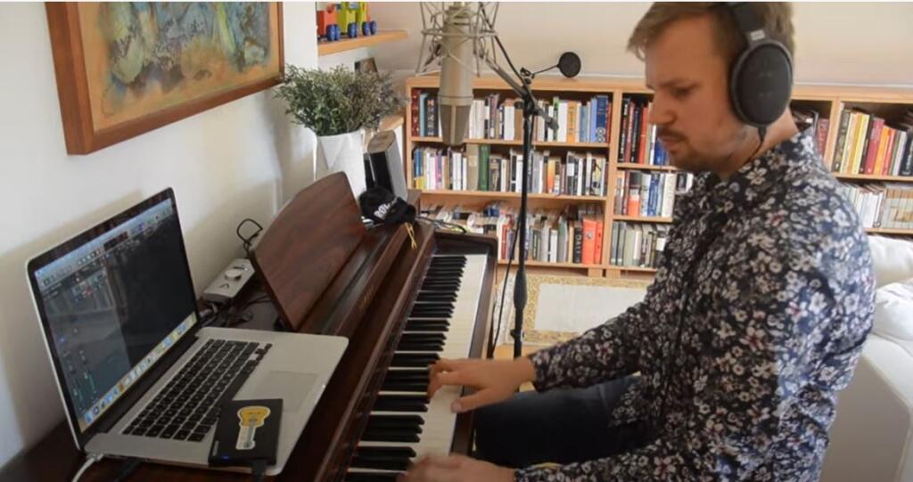 Martin Chodúr muzicíruje na každom poschodí svojho domu v Beskydoch, plného hudobných nástrojov umeleckých diel.