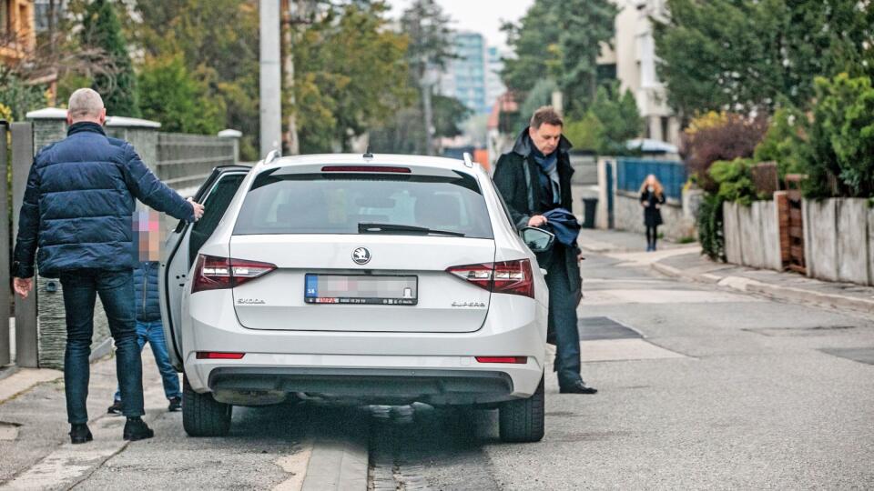 Starostlivý tatko: Minister zobral svoje deti do školy a do škôlky.