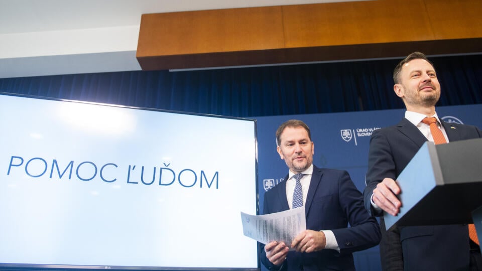 Na snímke sprava predseda vlády SR Eduard Heger a minister financií SR Igor Matovič (obaja OĽaNO) počas tlačovej konferencie koaličných strán, na ktorej predstavili pomoc ľuďom so zdražovaním zos strany vlády v Bratislave v piatok 21. apríla 2022. FOTO TASR - Jakub Kotian