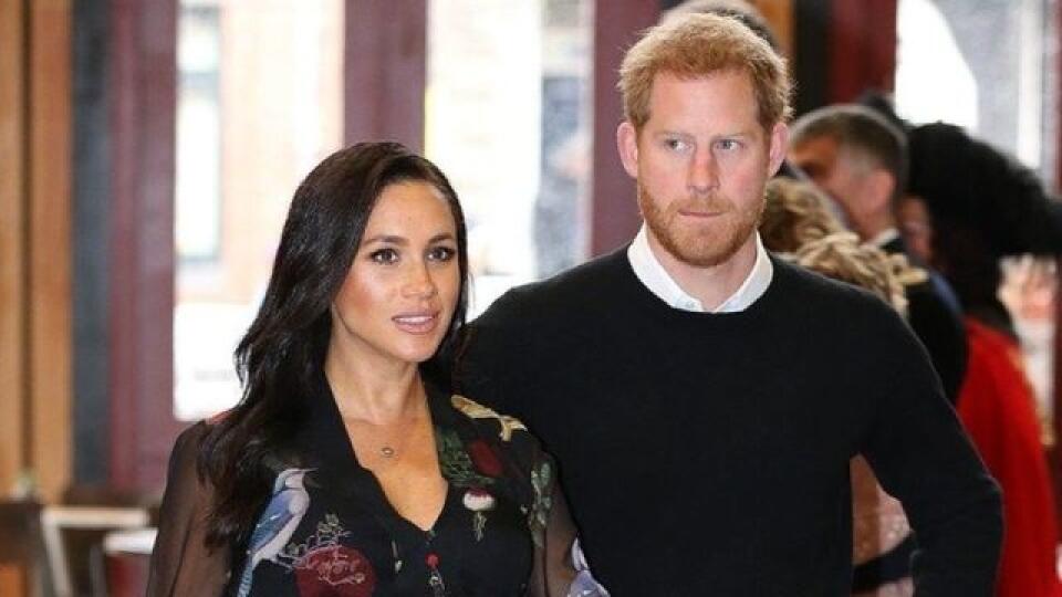 Princ Harry a Meghan Markle čoskoro budú rodičmi. 