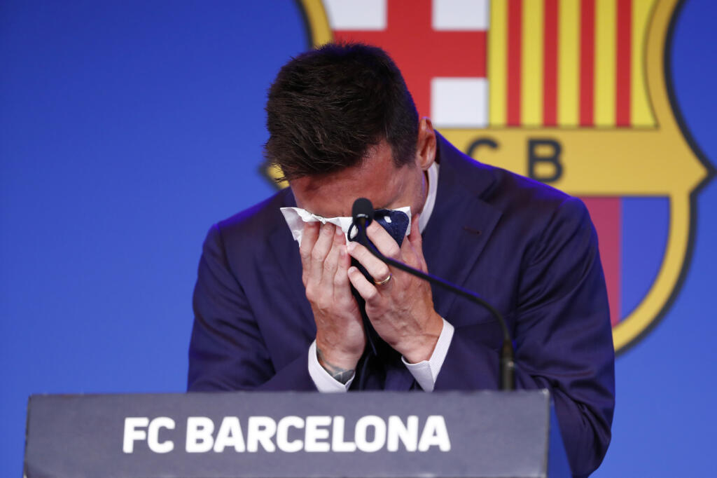 Lionelom Messim na rozlúčkovej tlačovke lomcovali emócie a pri odchode z Barcelony si poplakal. Teraz za jeho použitú vreckovku ľudia na internete ponúkajú šialené peniaze.